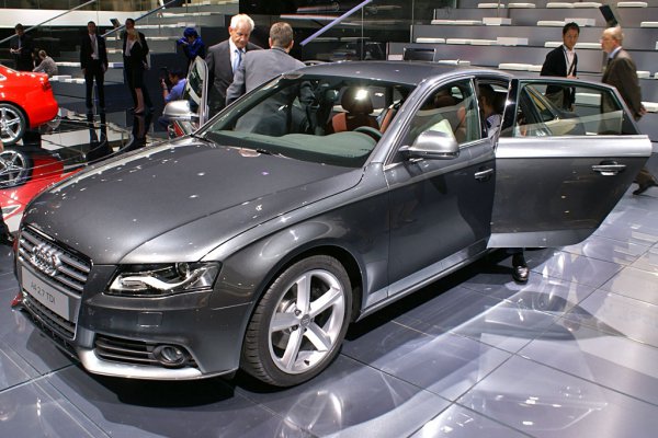 Седан Audi A4 (4 фото)